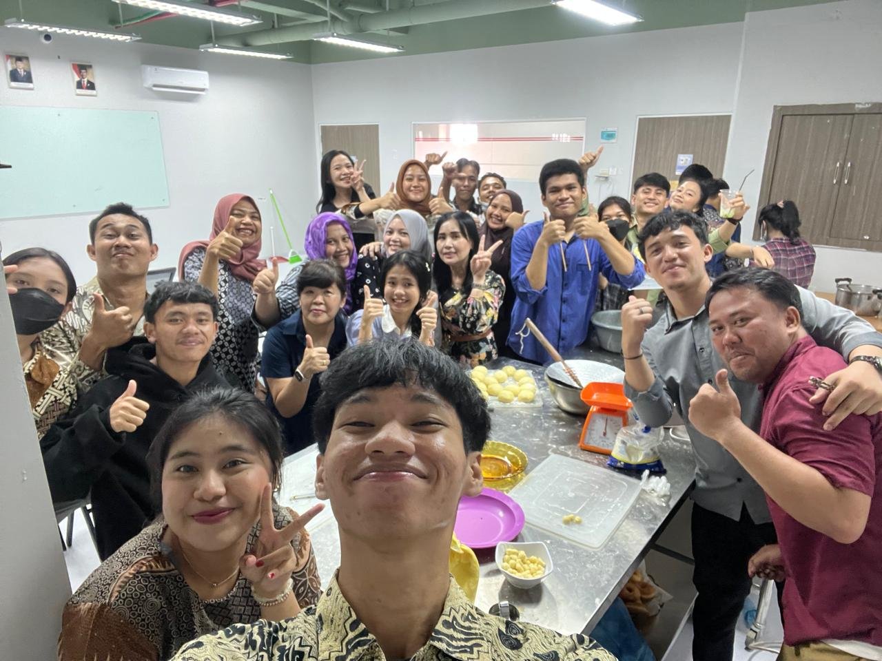 Donat dan Dawet Jadi Bekal Tanggap Bencana: Mahasiswa UBT Praktikkan Ketahanan Pangan Darurat